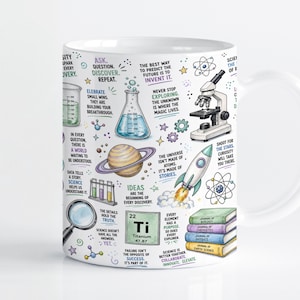 Könnte beinhalten: Ein weißer Keramikbecher mit einem bunten Aufdruck zum Thema Wissenschaft. Die Illustrationen zeigen ein Mikroskop, eine Rakete, einen Planeten, ein Becherglas, Reagenzgläser, eine Lupe und einen Stapel Bücher mit verschiedenen Textzitaten.