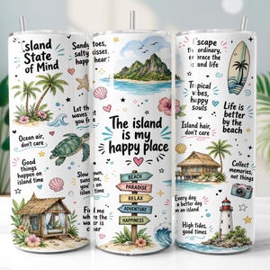 Könnte beinhalten: Ein weißer zylindrischer Becher mit Strohhalm, verziert mit bunten tropischen Illustrationen wie Palmen, einer Meeresschildkröte, einer Strandhütte, einem Leuchtturm und einem Surfbrett. Das Design enthält Texte wie Island State of Mind und The island is my happy place.