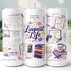 Puede incluir: Un vaso cilíndrico blanco con un diseño gráfico colorido relacionado con la lingüística. El estampado incluye el texto "Linguist Life", "Language shapes the way we think" y "The science of human language", junto con ilustraciones de libros, una taza, un diploma y tablas fonéticas.