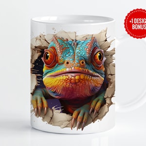 Puede incluir: Una taza de cerámica blanca con un camaleón colorido asomándose desde un diseño de pared agrietada. El camaleón tiene escamas de color azul, verde, naranja y amarillo brillantes.