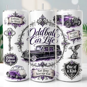 Puede incluir: Un vaso cilíndrico blanco con gráficos en morado y negro de coches antiguos, una gárgola y una llave ornamentada. El texto incluye "Embrace the Weird", "Oddball Car Life", "Not Your Average Car", "Strange and Beautiful", "Oddball Collector" y "One of a Kind".