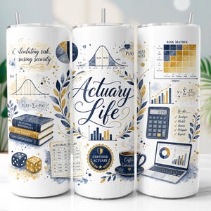 以下が含まれることがあります： Actuary Lifeの文字、リスクマトリックス、数式、本の山、電卓、ノートパソコン、サイコロ、Coffee Calculationと書かれたコーヒーカップが描かれた、青と金のグラフィックデザインが施された白い円筒形のタンブラー。