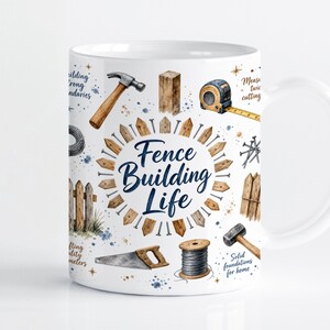Könnte beinhalten: Ein weißer Keramikbecher mit einem zentralen kreisförmigen Design mit dem Text "Fence Building Life", umgeben von hölzernen Zaunpfosten und Nägeln. Der Becher ist mit Aquarellillustrationen eines Hammers, Maßbands, einer Säge, Draht und Holz verziert.
