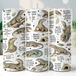 Op de afbeelding: Een cilindrische beker met een witte achtergrond, voorzien van meerdere illustraties van varanen in verschillende houdingen, afgewisseld met kleine natuur-iconen en inspirerende teksten zoals "Nature doesn't hurry" en "Adapt, endure, thrive."