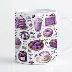 Op de afbeelding: Een witte keramische mok met een herhalend patroon van paarse voedselillustraties, waaronder ube-pannenkoeken, een milkshake, cake, donuts, ijs, een pot ube-jam en een latte, vergezeld van verschillende tekstfragmenten op de mok.