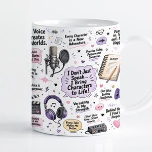 Pode incluir: Uma caneca de cerâmica branca com uma ilustração colorida de equipamento de dobragem, incluindo um microfone, auscultadores e um guião. A caneca apresenta texto como "I Don't Just Speak... I Bring Characters to Life!" e vários ícones.