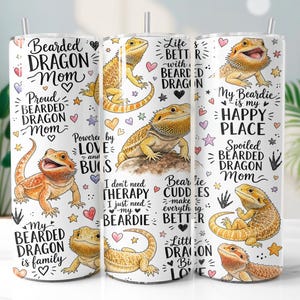Op de afbeelding: Een witte cilindrische beker met meerdere illustraties van baardagamen in oranje en beige tinten, afgewisseld met zwarte tekst zoals Bearded Dragon Mom, My Beardie is my HAPPY PLACE, en diverse hart- en sterpictogrammen.