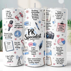 Può includere: Un bicchiere cilindrico bianco con il testo PR SPECIALIST e varie illustrazioni tra cui un megafono, un microfono, una fotocamera, un globo e penne. Il design include frasi sulle pubbliche relazioni, la comunicazione e la strategia, accentuato da piccoli cuori e stelle blu e rosa.