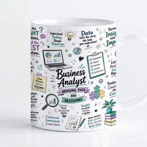 Pode incluir: Uma caneca de cerâmica branca com uma estampa gráfica colorida com o texto Business Analyst, Bridging Data and Decisions, e vários ícones, incluindo um laptop, prancheta, lupa, peças de quebra-cabeça e uma pilha de livros.