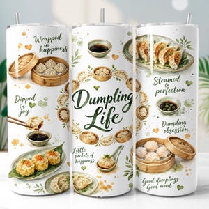 以下が含まれることがあります： 竹製の蒸し器に入った餃子、ディップソース、そして「Dumpling Life」、「Wrapped in happiness」、「Dipped in joy」、「Steamed to perfection」、「Good dumplings Good mood」という文字の水彩画が描かれた白い円筒形のタンブラー。