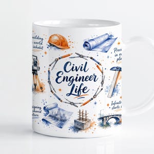 Może przedstawiać: Biały ceramiczny kubek z akwarelowym wzorem z napisem Civil Engineer Life otoczonym przyborami kreślarskimi, kaskiem, planami, mostem i elementami konstrukcyjnymi w odcieniach niebieskiego i pomarańczowego na białym tle.