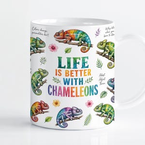 Op de afbeelding: Een witte keramische mok met een kleurrijke illustratie van meerdere kameleons op takken. De tekst luidt: "LIFE IS BETTER WITH CHAMELEONS", "Colors change, personalities don't", "Why blend in when you were born to stand out" en "Adapt. Adjust. Thrive."