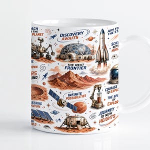 Może przedstawiać: Biały ceramiczny kubek z motywem eksploracji kosmosu, zawierający ilustracje łazika, kopułowego habitatu, rakiety, satelity i lądownika. Projekt zawiera krajobrazy czerwonej planety oraz napisy takie jak Discovery Awaits, The Next Frontier i Infinite Possibilities.