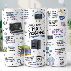 Può includere: Un bicchiere cilindrico bianco con illustrazioni colorate di server, computer portatili e tazze da caffè, accompagnato da testi motivazionali per amministratori di sistema come I don't just fix problems, I prevent them.