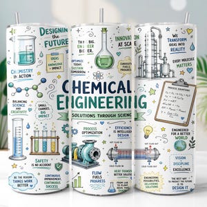 Może przedstawiać: Biały cylindryczny kubek z kolorowym nadrukiem graficznym związanym z inżynierią chemiczną. Projekt zawiera ilustracje szkła laboratoryjnego, sprzętu przemysłowego, wzorów chemicznych oraz napis Chemical Engineering.