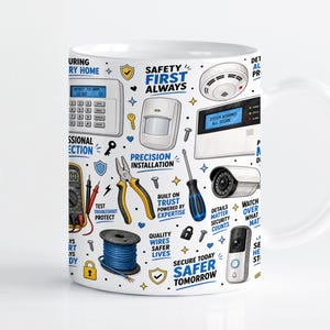 Könnte beinhalten: Ein weißer Keramikbecher mit einem wiederkehrenden Muster aus Sicherheitsausrüstung, darunter ein Tastenfeld, Rauchmelder, Überwachungskamera, Türklingelkamera, Multimeter, Zange, Schraubendreher und blaues Kabel, mit dem Text Safety First Always.