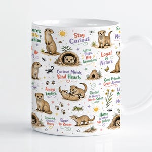 Pode incluir: Uma caneca de cerâmica branca com um padrão repetitivo de suricatas castanhas em várias poses, incluindo de pé, a brincar e a espreitar de tocas. O design inclui frases coloridas como Stay Curious, Always Explore e Born to Roam.