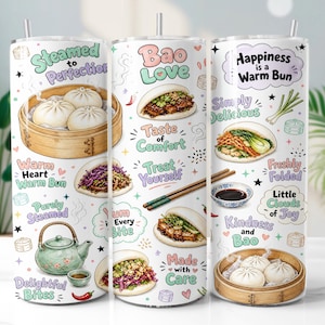 Puede incluir: Un vaso cilíndrico blanco con ilustraciones coloridas de bollos bao al vapor en cestas de bambú, varios sándwiches bao rellenos, una tetera y palillos. El diseño incluye textos como Steamed to Perfection, Bao Love y Happiness is a Warm Bun.