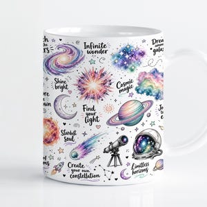 Może przedstawiać: Biały ceramiczny kubek z kolorowym wzorem kosmicznym przedstawiającym galaktykę, planetę z pierścieniami, teleskop, hełm astronauty i gwiazdy. Tekst zawiera napisy "Infinite wonder", "Cosmic magic", "Find your light" oraz "Stardust soul".