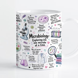 Pode incluir: Uma caneca de cerâmica branca com ilustrações coloridas de equipamentos de microbiologia, incluindo um microscópio, tubos de ensaio, uma placa de Petri e um jaleco. O design inclui textos como "Microbiology: Exploring life one microbe at a time" e "Small organisms, giant potential" ao lado de vários ícones científicos e pequenos corações.