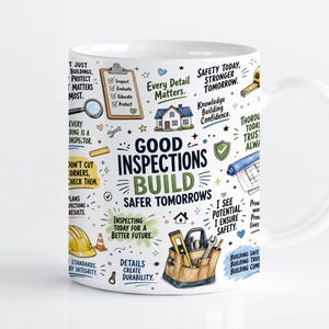 Puede incluir: Una taza de cerámica blanca con un estampado gráfico colorido con temas de construcción e inspección. El texto dice Good Inspections Build Safer Tomorrows, Every Detail Matters y Safety Today, Stronger Tomorrow, junto con ilustraciones de un casco, un cinturón de herramientas y un portapapeles.