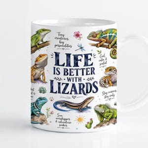 Puede incluir: Una taza de cerámica blanca con ilustraciones coloridas de varios lagartos, incluyendo un anolis verde, un dragón barbudo, un camaleón, un gecko leopardo y una iguana. El texto dice: Life is better with lizards, Tiny creatures, big personalities, Cool, calm & scaled, Stay curious, stay scaly, Sun worshipper & adventure seeker.