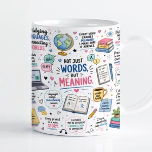 Może przedstawiać: Biały ceramiczny kubek z kolorową ilustracją w stylu odręcznego rysunku z napisem "NOT JUST WORDS, BUT MEANING." Wzór zawiera różne ikony, takie jak globus, laptop, książki, kubek kawy oraz dymki z tekstami dotyczącymi języka i komunikacji.