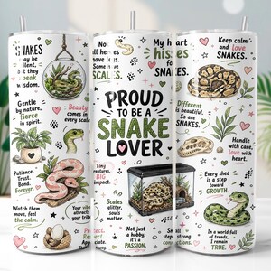 Op de afbeelding: Een witte cilindrische beker met een herhalend patroon van diverse slangen, terraria en inspirerende teksten zoals "PROUD TO BE A SNAKE LOVER", "Keep calm and love SNAKES" en "My heart hisses for SNAKES" met kleine roze hartjes.