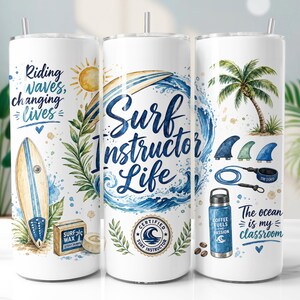 Könnte beinhalten: Drei weiße zylindrische Becher mit Strohhalmen und Illustrationen zum Thema Surfen. Die Motive zeigen ein Surfbrett, eine Palme, Surf-Wachs sowie die Texte Riding waves, changing lives, Surf Instructor Life und The ocean is my classroom.