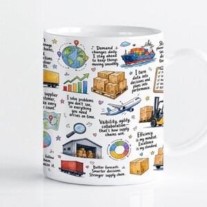 Pode incluir: Uma caneca de cerâmica branca com uma ilustração colorida e detalhada sobre logística da cadeia de suprimentos. O design inclui um navio de carga, avião, empilhadeira, armazém e contêineres, acompanhados de texto sobre demanda e eficiência.