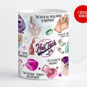 以下が含まれることがあります： カラフルなデザインが施された白いセラミック製のマグカップ。ネイルポリッシュのボトル、王冠、そして「Nail Tech Life」の文字が描かれています。マグカップには、「Nail Tech by Day, Miracle Worker by Appointment.」という引用と、「Life is Too Short for Boring Nails.」という別の引用が書かれています。