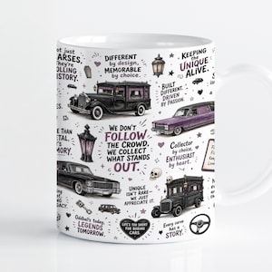 Puede incluir: Una taza de cerámica blanca con un patrón repetitivo de coches fúnebres antiguos negros y morados, farolas, calaveras y corazones. El texto incluye frases como We Don't Follow The Crowd, We Collect What Stands Out y Every Curve Has A Story.