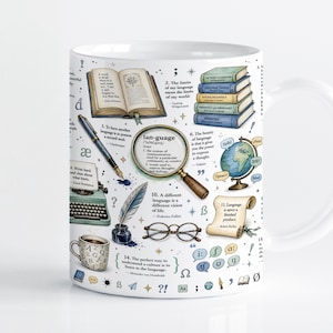 Puede incluir: Una taza de cerámica blanca con una ilustración colorida de artículos literarios y lingüísticos que incluyen un libro abierto, una pila de libros, una lupa sobre la palabra language, un globo terráqueo, una máquina de escribir, una pluma, un tintero y gafas.