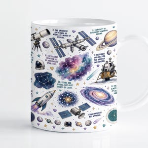 Może przedstawiać: Biały ceramiczny kubek z kolorowym nadrukiem o tematyce kosmicznej, przedstawiający teleskop, stację kosmiczną, Saturna, hełm astronauty, rakietę i galaktykę. Wzór zawiera ponumerowane cytaty tekstowe dotyczące wszechświata i kosmosu.