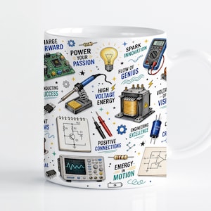 Puede incluir: Una taza de cerámica blanca con un patrón colorido de temática de ingeniería que incluye ilustraciones de una placa de circuito, soldador, bombilla, multímetro, transformador, osciloscopio y diagramas de circuitos con el texto Power Your Passion.
