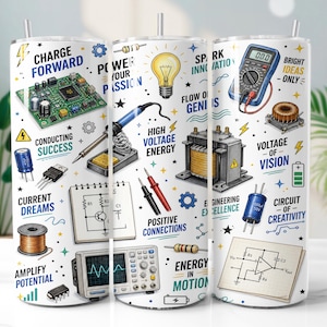 Może przedstawiać: Cylindryczny kubek z białym tłem i kolorowymi ilustracjami komponentów elektronicznych, w tym płytki drukowanej, lutownicy, multimetru, transformatora i schematów obwodów, uzupełniony o motywacyjne napisy.