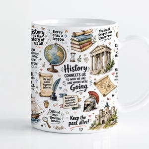 Op de afbeelding: Een witte keramische mok met een kleurrijke collage van historische illustraties, waaronder een wereldbol, een stapel boeken, een Griekse tempel, een kasteel, een helm en een schip, vergezeld van inspirerende teksten zoals History connects us to who we are.