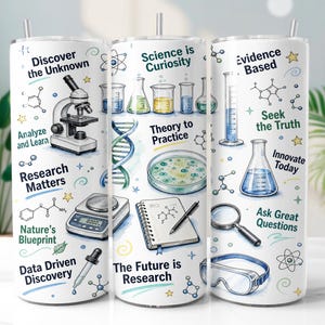 Könnte beinhalten: Ein weißer zylindrischer Becher mit einem wissenschaftlichen Motiv, das Illustrationen von einem Mikroskop, DNA-Strang, einer Petrischale, einem Notizbuch und Laborgeräten zeigt. Der Text umfasst Discover the Unknown und Science is Curiosity.