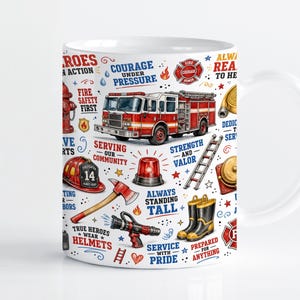 Könnte beinhalten: Ein weißer Keramikbecher mit einem farbenfrohen Feuerwehrmotiv. Das Design zeigt ein rotes Feuerwehrauto, einen Helm, eine Axt, eine Leiter, Stiefel, einen Hydranten und Texte wie Courage Under Pressure, Strength and Valor und True Heroes.