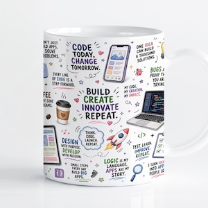 Puede incluir: Una taza de cerámica blanca con un estampado gráfico colorido de ilustraciones sobre programación y textos motivadores como Code Today, Change Tomorrow, Build Create Innovate Repeat, junto a iconos como un ordenador portátil, un cohete y una taza de café.