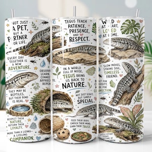 Op de afbeelding: Een cilindrische metalen beker met een witte achtergrond, voorzien van illustraties van tegu-hagedissen, boomstammen, rotsen en bladeren. Het ontwerp bevat teksten zoals 'Not just a pet, but a partner for life' en 'Tegus teach patience, presence, and respect.'