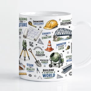 Può includere: Una tazza in ceramica bianca con un motivo colorato a tema ingegneristico, che include illustrazioni di un casco giallo, un ponte, una betoniera, una pala, progetti e strumenti. Il testo include "Building the Future", "Engineering Excellence" e "Building a Better World".