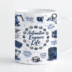 Pode incluir: Uma caneca de cerâmica branca com ilustrações em aguarela azul de equipamentos de automação industrial, incluindo braços robóticos, sensores e placas de circuito. O texto diz Automation Engineer Life, Optimizing the flow, Code, test, repeat, Precision every line, Automate today, elevate tomorrow e Logic today, reliability forever.