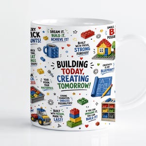 Puede incluir: Una taza de cerámica blanca con un patrón colorido de bloques de construcción, una casa, un camión y planos. El texto dice: Building Today, Creating Tomorrow, Dream It, Build It, Achieve It y otras frases motivadoras en varios colores.