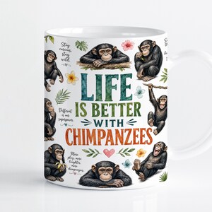 Könnte beinhalten: Ein weißer Keramikbecher mit mehreren Illustrationen von Schimpansen in verschiedenen Posen, durchsetzt mit tropischen Blumen, Blättern und kleinen Herzen. Der Text lautet: LIFE IS BETTER WITH CHIMPANZEES, zusammen mit Phrasen wie Stay curious, stay wild.