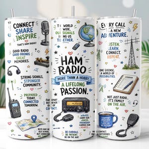 Könnte beinhalten: Ein weißer zylindrischer Becher mit bunten Illustrationen und Texten zum Thema Amateurfunk, darunter ein Mikrofon, Funkgeräte, ein Globus, ein Logbuch und eine Kaffeetasse. Der Text lautet Connect Share Inspire, Ham Radio More Than A Hobby, A Lifelong Passion und Every Call Is A New Adventure.