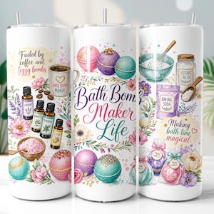 Op de afbeelding: Een witte cilindrische beker met kleurrijke illustraties van badbommen, flesjes etherische olie, een mok met het label Bath Bomb Maker, een mengkom, zuiveringszout, citroenzuur en bloemen met de tekst Fueled by coffee and fizzy bombs, Bath Bomb Maker Life en Making bath time magical.