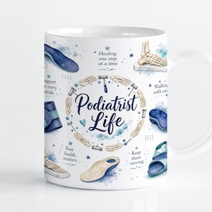 Puede incluir: Una taza de cerámica blanca con el texto Podiatrist Life en letra azul oscuro. El diseño incluye ilustraciones en acuarela de huesos del pie humano, martillos médicos, plantillas ortopédicas y sandalias, con frases como Healing one step at a time.
