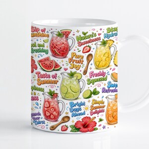 Pode incluir: Uma caneca de cerâmica branca com um padrão colorido de jarros de vidro cheios de bebidas de fruta, incluindo melancia, ananás, lima e morango. O design inclui colheres de pau, flores de hibisco e o texto Sip of Sunshine.