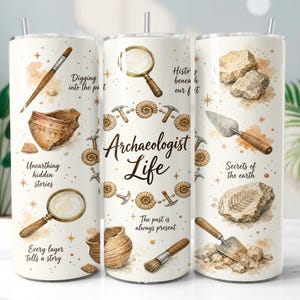 Peut inclure: Trois gobelets cylindriques blancs avec pailles, ornés d'illustrations à l'aquarelle d'outils archéologiques comme des pinceaux, truelles et loupes, ainsi que de fossiles, tessons de poterie et le texte Archaeologist Life.